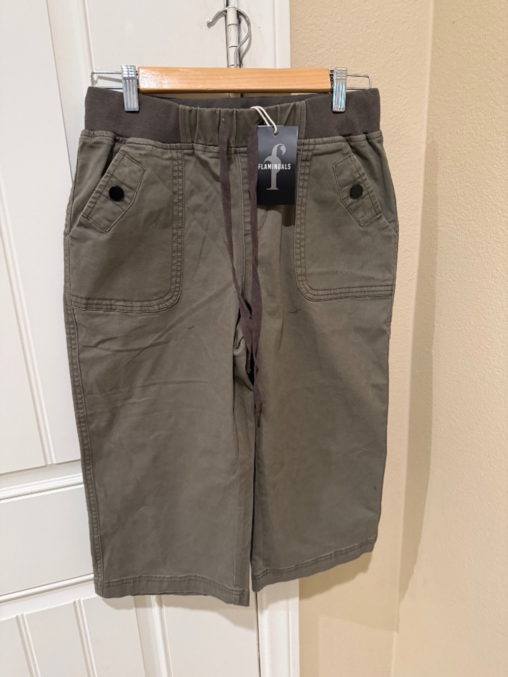 New with Tags Green Flamingals Capri Drawstring Pants, Size Small